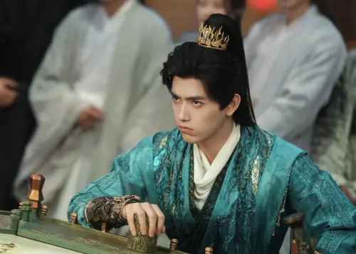 ▲陳飛宇在《白日提燈》飾演背負血海深仇的少年將軍，無論演技或是妝容、造型都被網友嫌棄。（圖／摘自白日提燈官方微博）