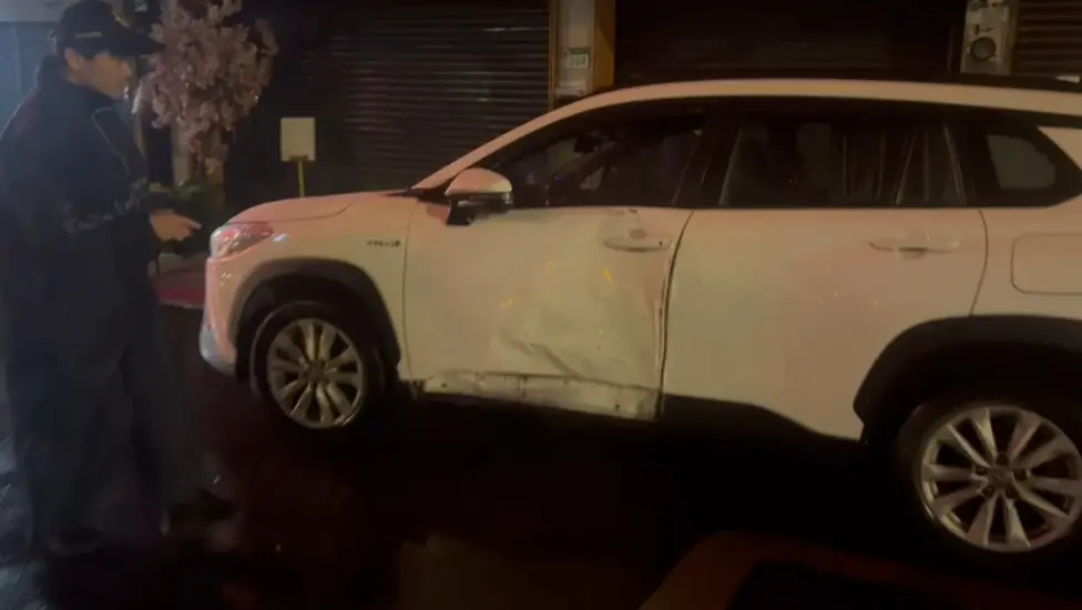 ▲台北市松山區發生車禍事故，公車司機疑似身體不適，隨即衝撞前方一輛自小客車。（圖／讀者提供）