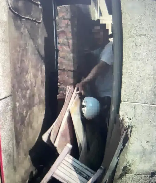 ▲張姓通緝犯逃入右昌街死巷內竟妄圖翻越路底圍牆逃離，卻失足卡入防火巷內水溝無法逃脫。(圖／記者郭凱杰翻攝)