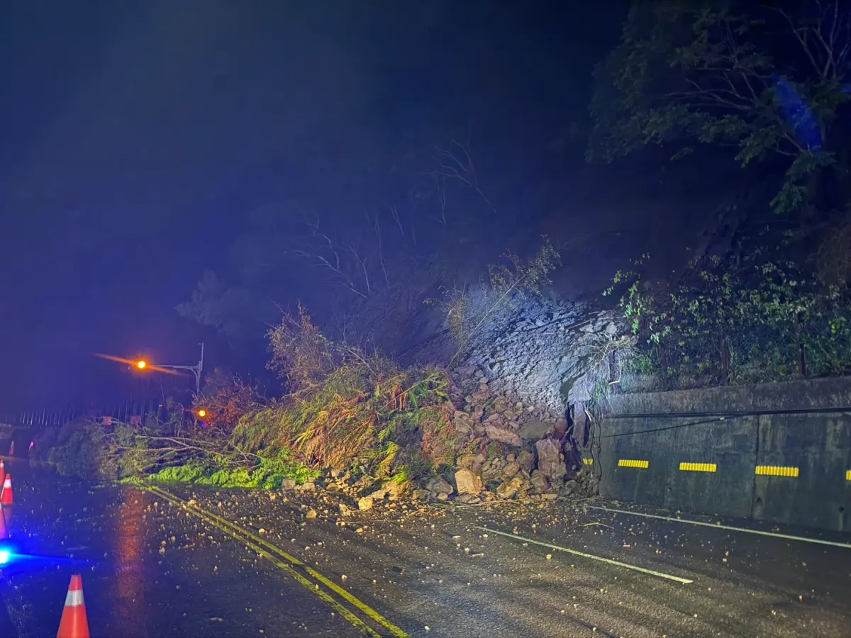▲苗栗縣台三線132公里大湖鄉水頭寮南向路段，邊坡土石崩落，所幸未造成傷亡。（圖／翻攝畫面）