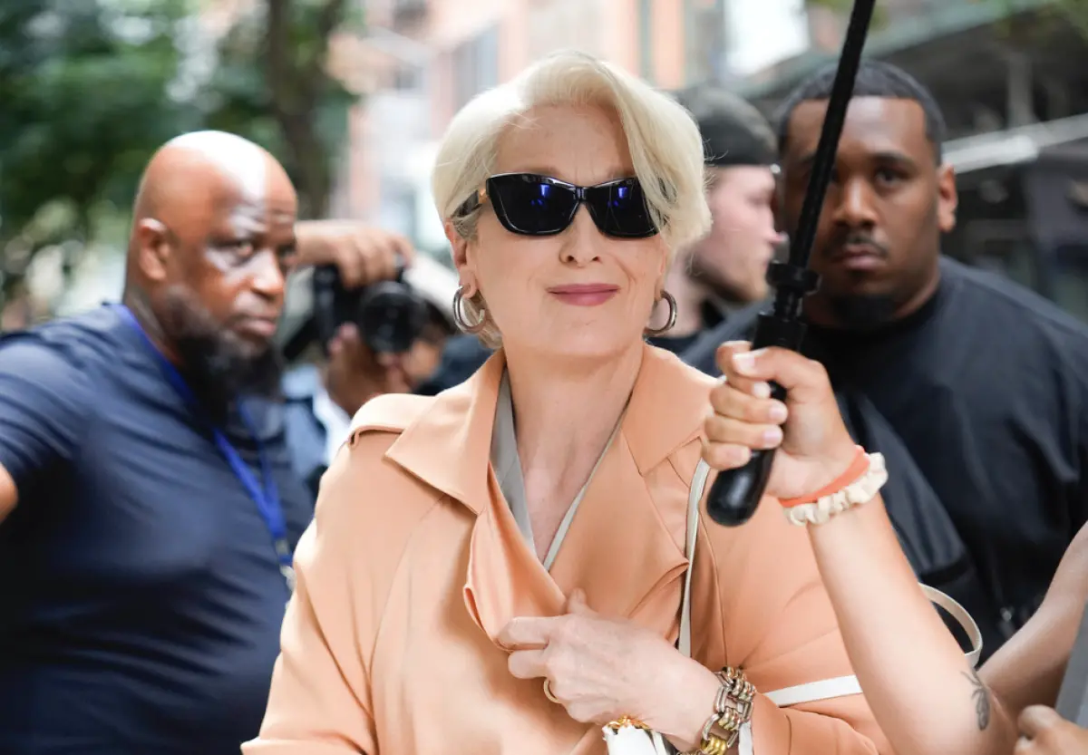 ▲梅莉史翠普（中）差點崩潰！她坦言去年夏天在紐約拍《穿著PRADA的惡魔2》，每天都有一大堆的群眾圍觀，造成外景拍攝現場的混亂，常常被干擾，甚至要驚動警察來維持秩序。（圖／美聯社／達志影像）