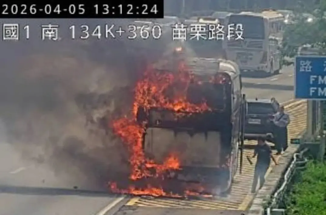 ▲一輛國光客運行經國1苗栗至銅鑼路段時發生火燒車事故，消防人員灌救中。（圖／翻攝自高速公路1968）