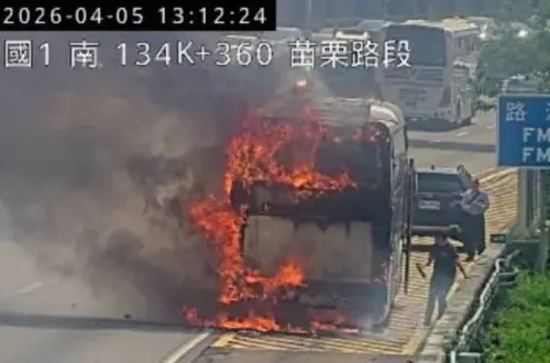 快訊／國道1號苗栗段國光客運火燒車畫面曝！9乘客驚險逃命