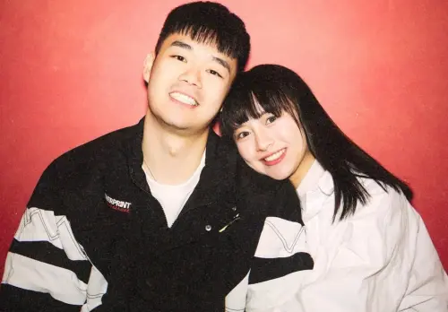 ▲王齊麟（左）昨（4）日為「2026年亞洲羽球錦標賽」離家超不捨，陳詩媛（右）曬合照笑喊：「怕被忘記的爸爸」。（圖／陳詩媛IG@10yuan.0424）