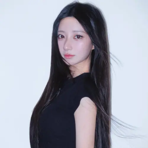 ▲▼一粒分享一系列新髮型的美照，捨棄過往標誌的空氣瀏海，改為一頭中分過腰黑長髮。（圖／ɪʟɪ 一粒IG@ilixoxov）