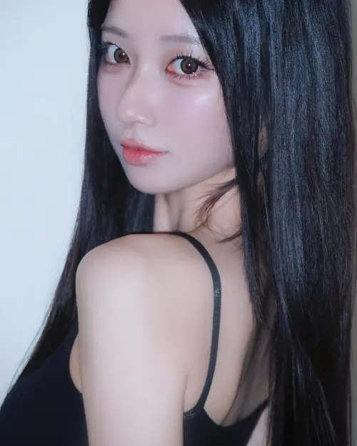 ▲▼一粒放上一系列新髮型的美照，只見她捨棄過往標誌的空氣瀏海，改為一頭中分過腰黑長髮。（圖／ɪʟɪ 一粒IG@ilixoxov）