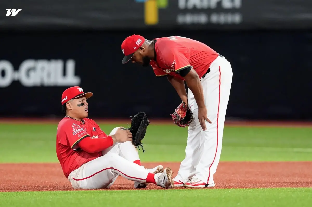 ▲味全龍重砲手吉力吉撈・鞏冠昨役傷退，總教練葉君璋透露他今早左膝還在腫脹，明天將接受進一步檢查。（圖／味全龍提供）