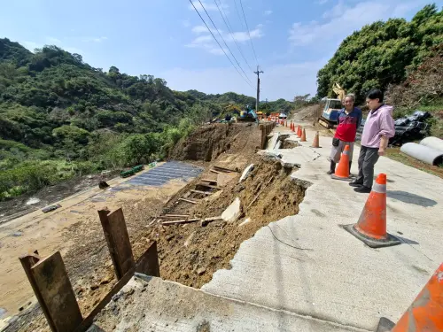 ▲議員張芬郁前往現場了解災情，發現景象觸目驚心，便道僅餘窄小殘跡，車輛完全無法通行(圖／張芬郁提供2026.4.5)