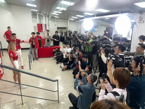 ▲「費嫂」漢娜（Hanna Fairchild）今日受味全龍邀約來開球，賽前公開聯訪時，如國際巨星降臨，超過50位媒體提前3小時到場開始準備、擠爆天母記者室，上一次天母棒球場記者室有此盛況，已經是前年朱育賢、陳子豪的加盟記者會。（圖／記者林子翔攝）