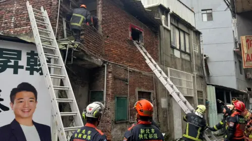 快訊／新北土城老舊民宅屋頂瓦片突坍塌！1男遭壓住受困搶救中