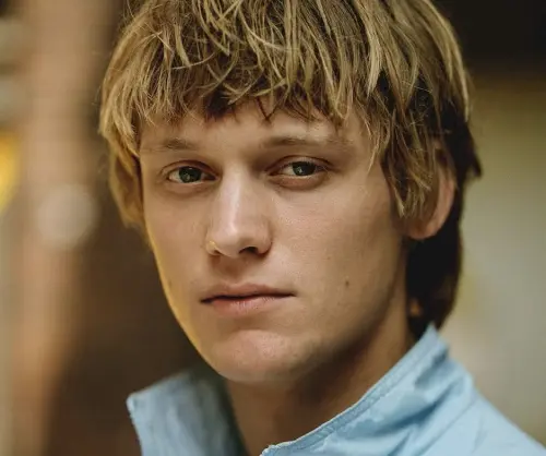 ▲德國男模恩佐布魯姆曾和許多精品名牌合作，在《你是不會當樹嗎》的演出相當亮眼。（圖／海鵬提供）