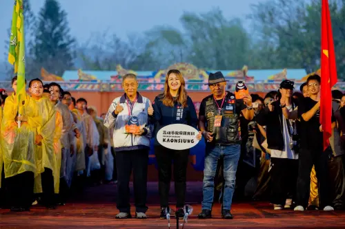 ▲觀光局長高閔琳頒發聘書予這次賽事評審團。（圖／高市府觀光局提供）