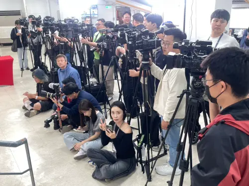 ▲為了搶拍費嫂開球畫面，台灣超過50位媒體自午後就提早來天母棒球場準備、卡位，排場宛如國際巨星降臨。（圖／記者林子翔攝）