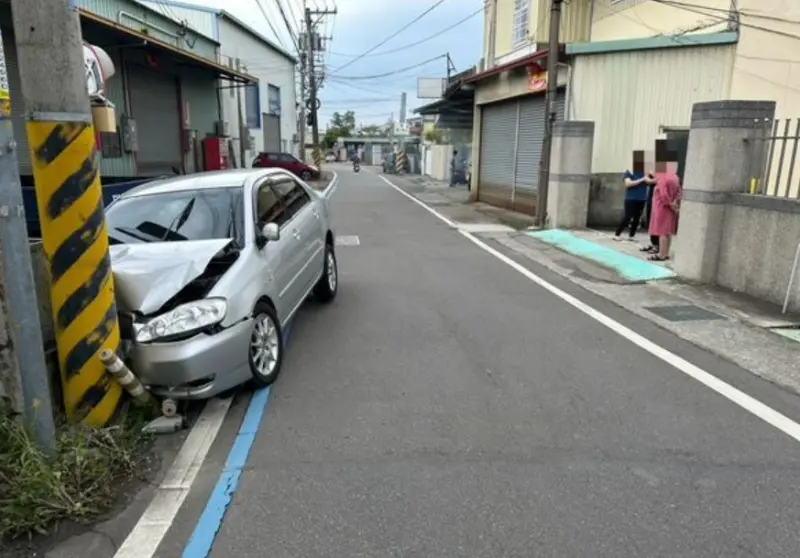 台中6旬嬤開車載祖孫3代車禍自撞！疑精神不濟釀全車5人受傷