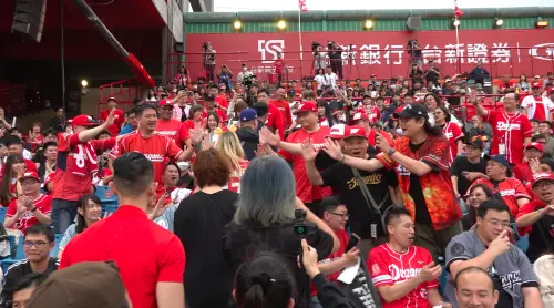 ▲儘管絕大多數球迷都有讓出行走通道，合照時也有保持適當距離，但由於人潮太多，短短一個內野走道，「費嫂」漢娜依舊走了數分鐘才道出口。（圖／記者陳云茹攝）