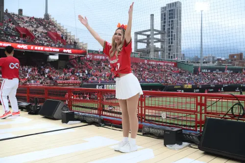 ▲費仔老婆「費嫂」漢娜（Hanna Fairchild）今日到天母棒球場擔任開球嘉賓，還主動到應援區跟球迷同樂。（圖／記者林柏年攝）