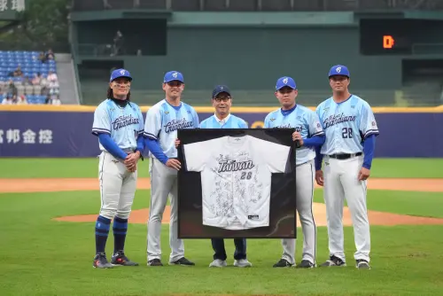 富邦大董今年首次到場督軍！蔡明忠：感謝悍將家人10年來不離不棄