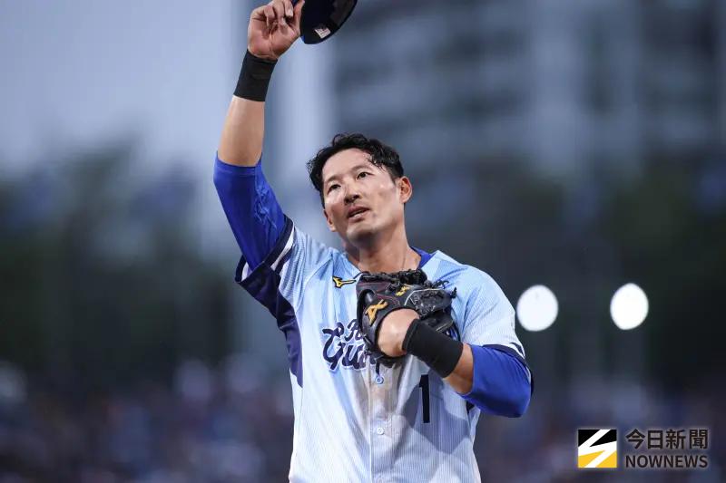 林哲瑄正式高掛球鞋！引退賽敲安又得分　接完最後1飛球光榮退場