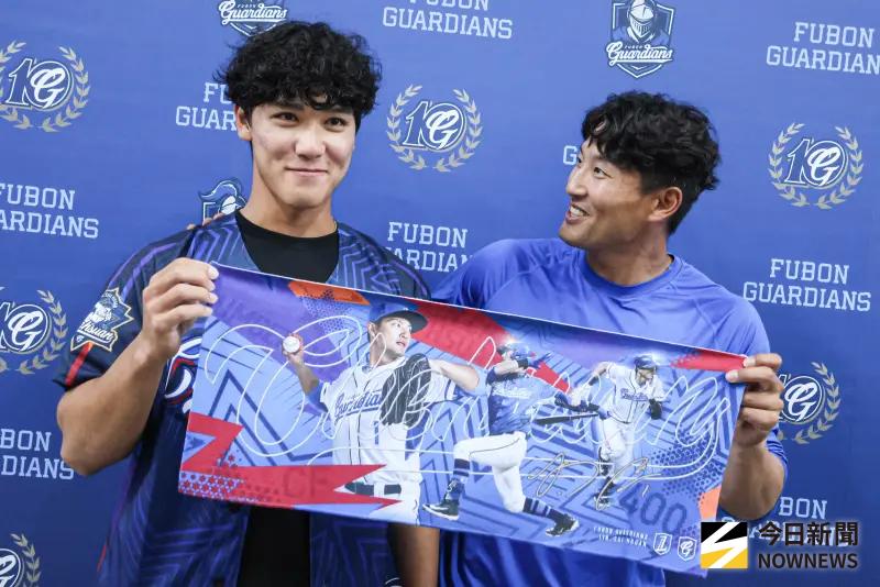 劉承佑砸7千買爆引退周邊！被「偶像」林哲瑄唸：是這樣教你的嗎