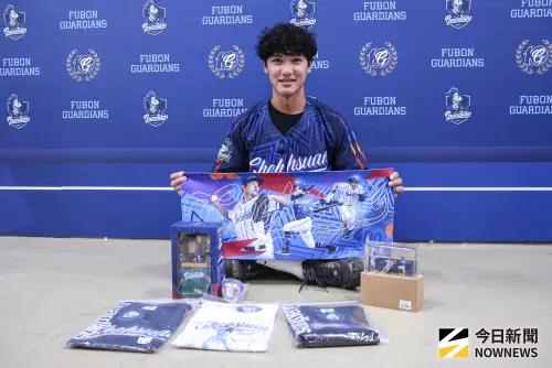 ▲富邦悍將新秀劉承佑花7千元購買林哲瑄引退周邊商品。（圖／記者朱永強攝,2026.4.5）