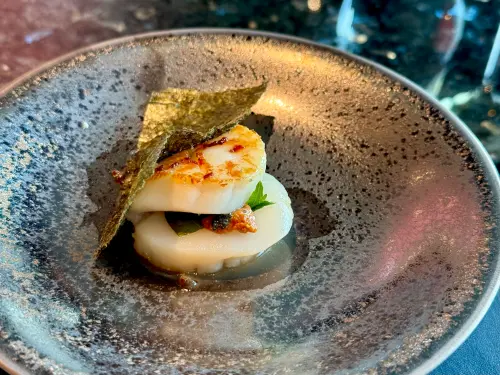 ▲「北海道干貝海膽漢堡」厚實甜嫩、表層散發焦香，包覆海膽好美味。（圖／記者蕭涵云攝）