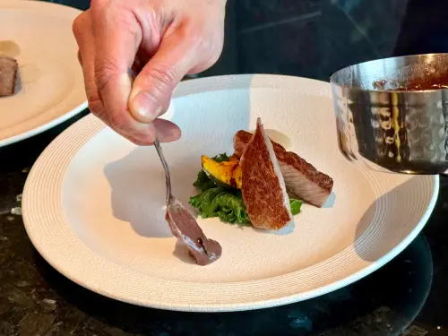 ▲A5和牛肋眼有多種吃法，可選喜歡的醬汁搭配。（圖／記者蕭涵云攝）