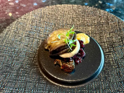 ▲「活鮑魚」彈牙口感帶點脆度很過癮。（圖／記者蕭涵云攝）