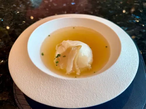 ▲溫醇的鮮貝湯品，香味四溢。（圖／記者蕭涵云攝）