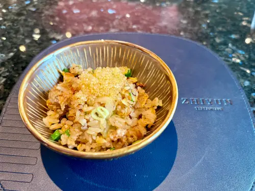 ▲鐵板燒必吃炒飯，加入A5和牛筋、飛魚卵增添口感。（圖／記者蕭涵云攝）