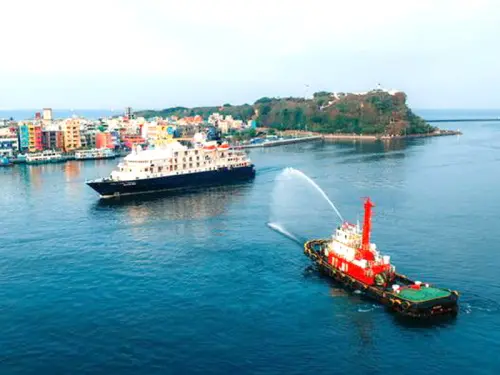 ▲高雄港務分公司以象徵歡迎的噴水儀式，迎接島嶼天空號(ISLAND SKY)郵輪首航高雄港。(圖／高雄港務分公司提供)