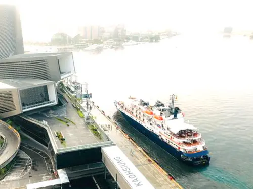 ▲卡莉多郵輪公司所屬島嶼天空號(ISLAND SKY)郵輪首航高雄港，泊靠高雄港旅運中心碼頭。(圖／高雄港務分公司提供)