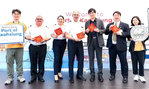 ▲高雄港務分公司處長蔡建郎(右3)代表致贈手寫春聯給島嶼天空號(ISLAND SKY)郵輪幹部，由船長(中)等人代表接受。(圖／高雄港務分公司提供)