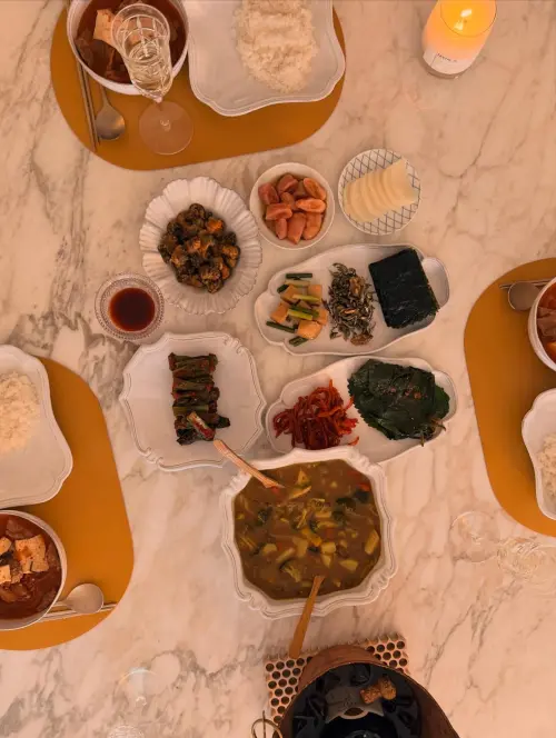 ▲▼宋慧喬（左）幫造型師Raymond Chae下廚，慶祝好友生日。（圖／raymondchae IG@raymondchae）