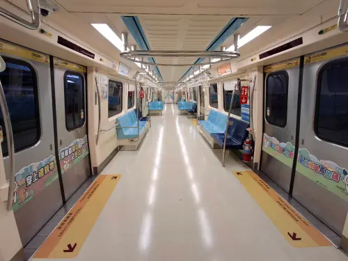 ▲4月11日活動當天下午 13 時起，將於淡水信義線（紅線）加開 4 部「狗狗友善列車」。（圖／台北捷運公司）