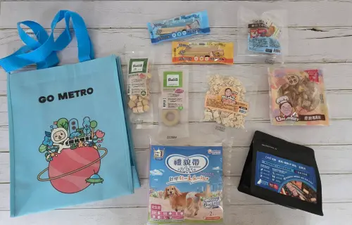 ▲活動當天，飼主攜帶毛孩搭乘淡水信義線狗狗友善列車到臺北101/世貿站，從3號出口出站後，可直接轉乘由公共運輸處特別安排的免費友善狗狗公車，直達景勤狗活動區參加活動，集滿捷運、公車及狗活動區3處專屬印章後，即可兌換限量精美大禮包。（圖／台北捷運公司）