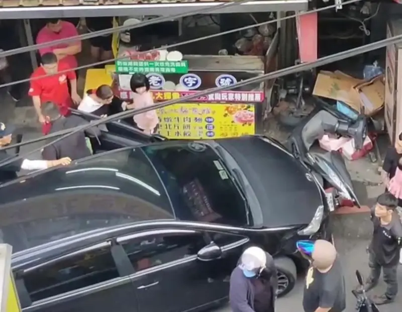 基隆廟口毒駕撞店家釀4傷!車頭卡商家門口 孕婦、祖孫倆均送醫