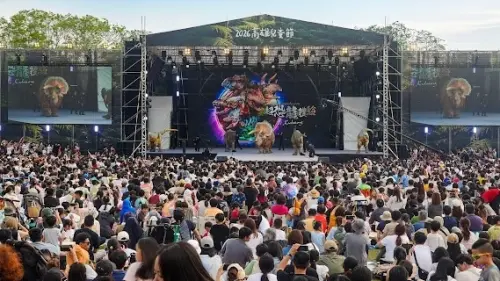 高雄恐龍酷樂園人潮炸裂！湧28萬人朝聖　衛武營嗨翻