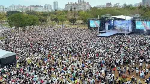 ▲隨著天候轉佳，原訂演出的DINO-A-LIVE超恐龍體驗順利登場，吸引大量民眾排隊觀賞，整天活動累計湧入超過28萬人次參與，下午場的恐龍演出更有近10萬人同時在場。（圖／高市府教育局提供）