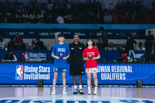 ▲退役名將湯瑪斯（Isaiah Thomas）驚喜現身板橋體育館，親自將MVO獎座頒發給東泰高中的紀伍柏俊（圖左）與陽明高中的蘇衡（圖右）。（圖／展逸國際提供）