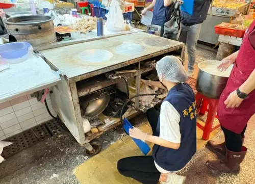 高雄春捲中毒飆至67人　遭衛生局勒令停業7天　業者：查錯誰要賠