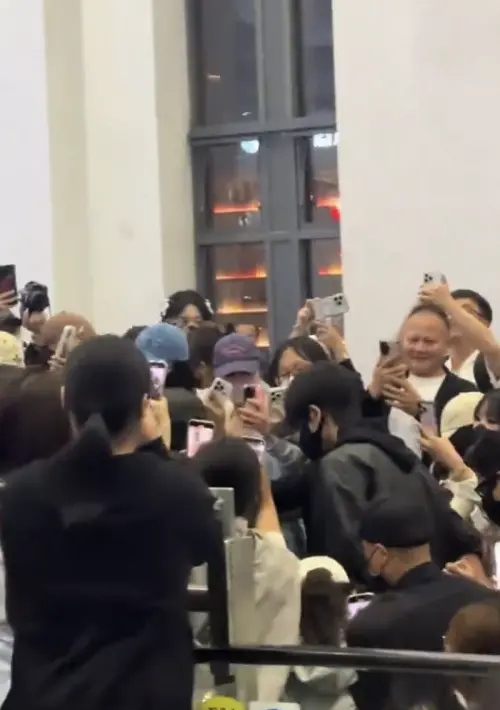 ▲張凌赫在高鐵站被圍堵畫面流出，相當可怕。（圖／翻攝自微博）