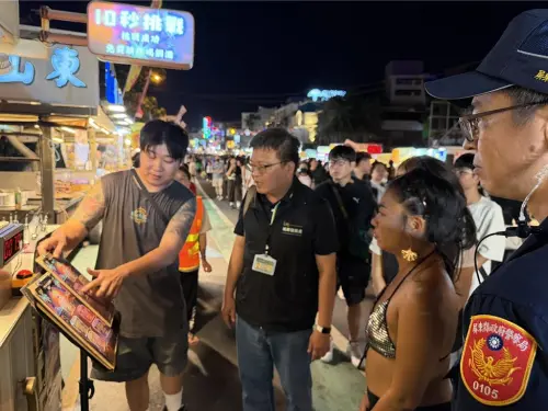 ▲屏東縣府城鄉發展處、墾丁大街攤商協會、消保官等人，針對墾丁大街全部調酒攤進行稽查。（圖／屏東縣政府提供）