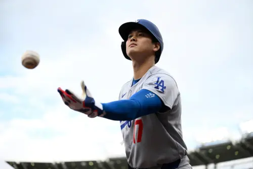 大谷翔平雨中送暖！主動與小球迷合照　網友盛讚：最好的人