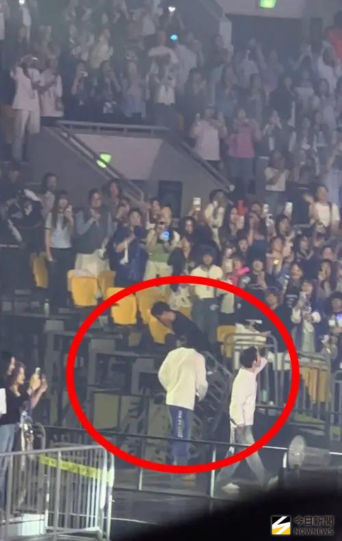 ▲SJ首爾演唱會釀意外，因為欄杆斷掉（紅圈處）導致粉絲跌落B1。（圖／讀者提供）