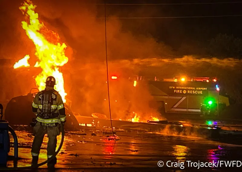 ▲美國德州5日傳出一起油罐車發生碰撞並起火事故。（圖／翻攝自X@FortWorthFire）