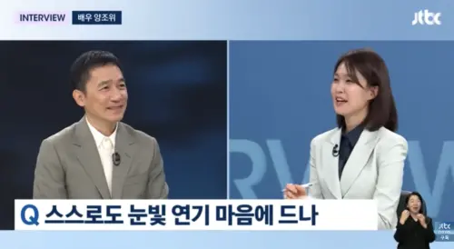 ▲梁朝偉（左）接受韓國新聞節目的採訪，提到演藝生涯和退休話題。（圖／摘自JTBC News YT）