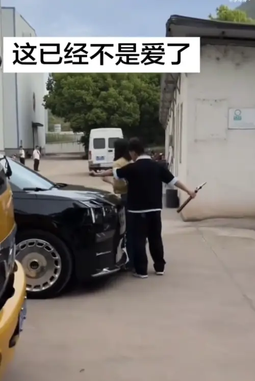 ▲張凌赫私生飯直接站在他的車子前面。（圖／翻攝自微博）