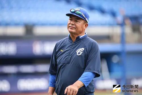 ▲富邦悍將今年一軍捕手教練由日本籍的山哲也出任，訓練時強調展現精神。（圖／記者朱永強攝,2026.4.5）