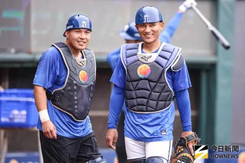 ▲富邦悍將一軍捕手林岱安（右）、張進德（左），訓練時非常有元氣。（圖／記者朱永強攝,2026.4.6）