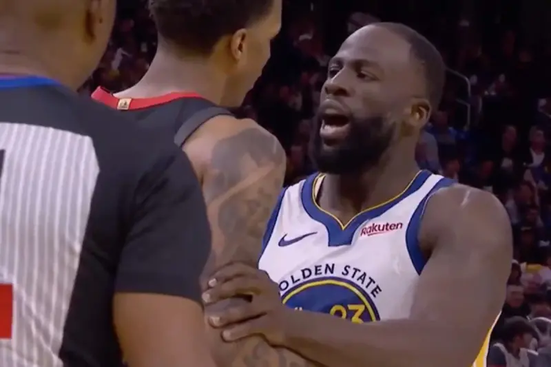 影／勇士、火箭爆衝突！格林砸球挑釁、與史密斯肉身互搏　KD笑了